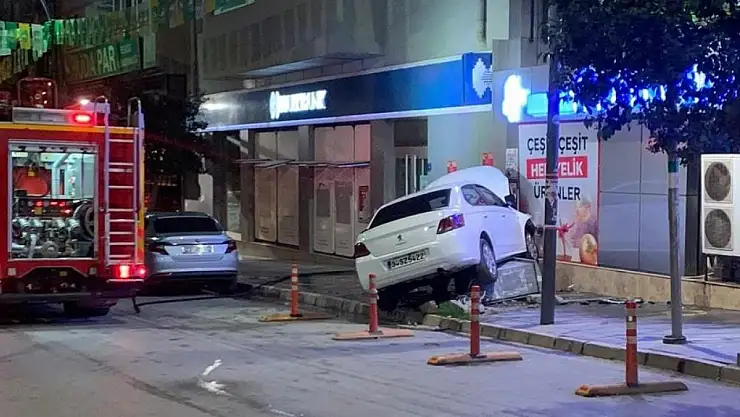 Kontrolden çıkan otomobil iş yerinin duvarına çaptı