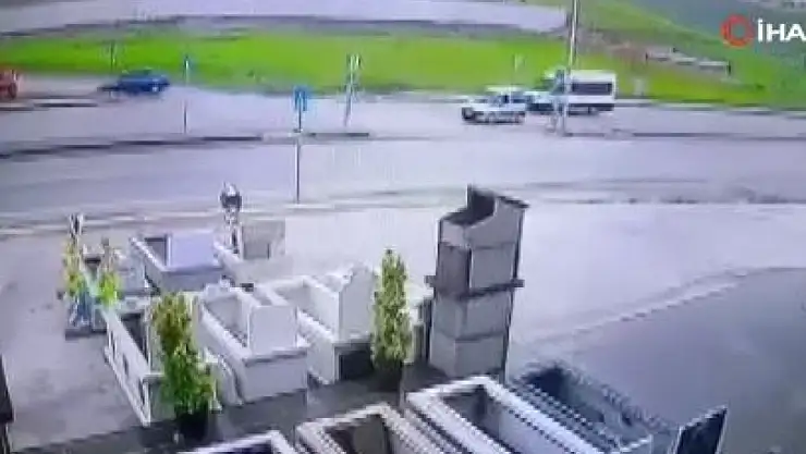 Kontrolden çıkan otomobil park halindeki araca böyle çarptı
