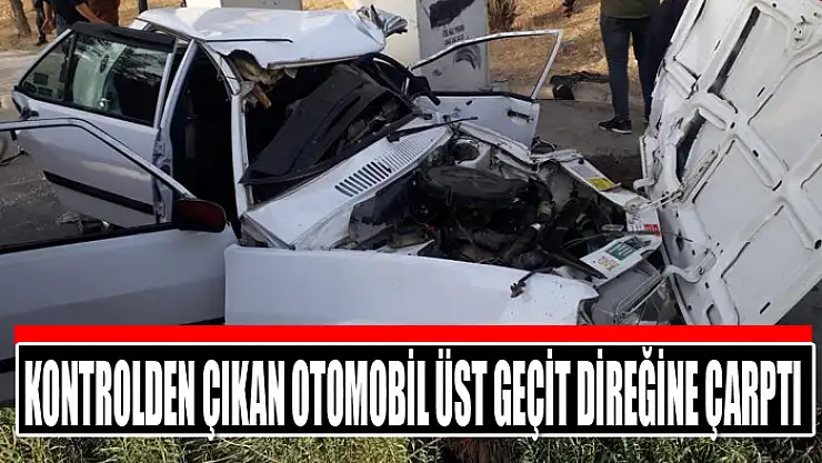 Kontrolden çıkan otomobil üst geçit direğine çarptı