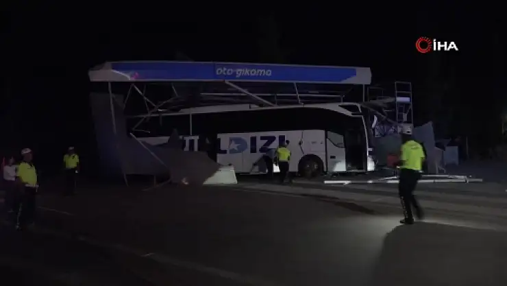 Kontrolden çıkan yolcu otobüsü oto yıkamaya daldı: 8 yaralı