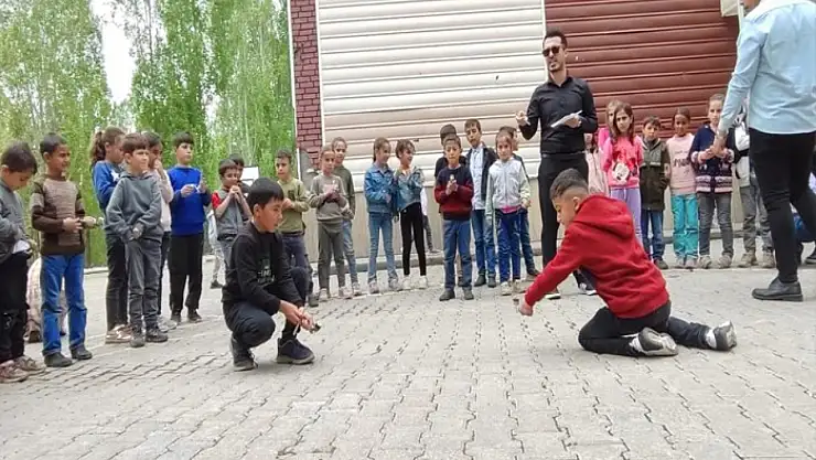 Köy çocukları kendi yaptıkları topaçlarla yarıştı