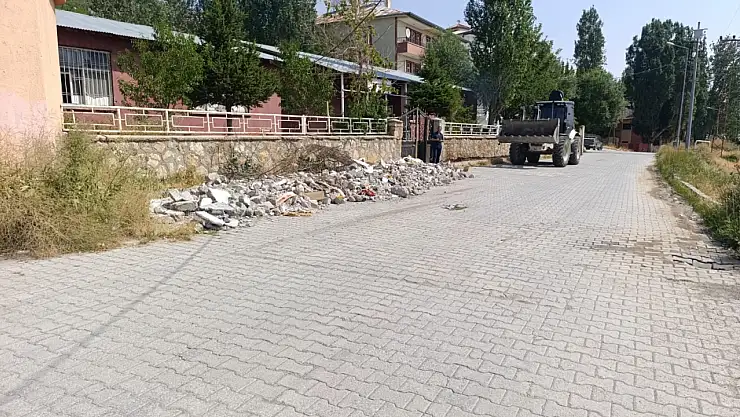 Kül ve molozlar Başkale'de tek tek kaldırılıyor