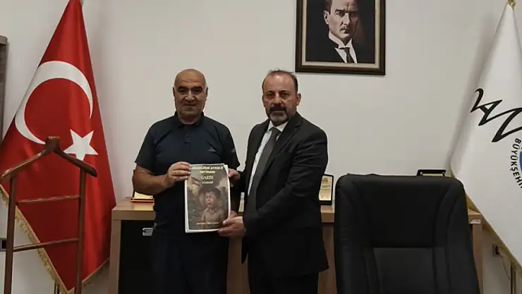 Kültür Müdürü Şahin'e, Gazze konulu kitap takdim edildi