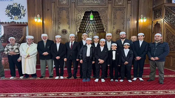 Kur'an kursunda hafızlık sevinci: 8 öğrenci belge aldı