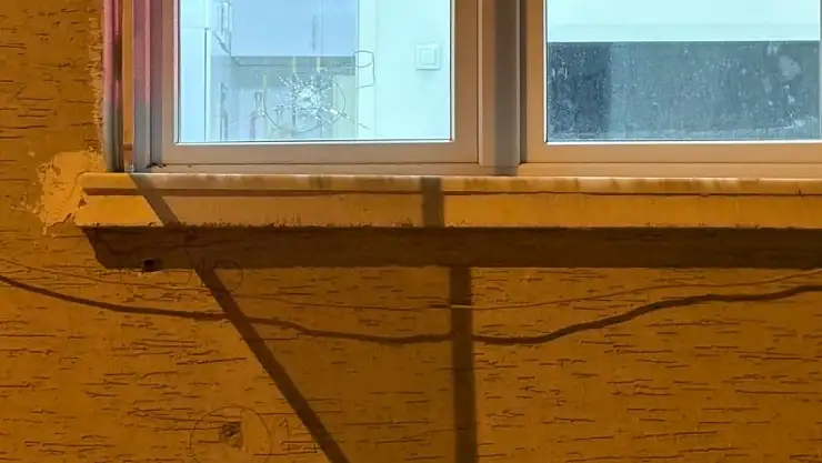 Kurşunlanan evin camından 2 kurşun içeri girdi