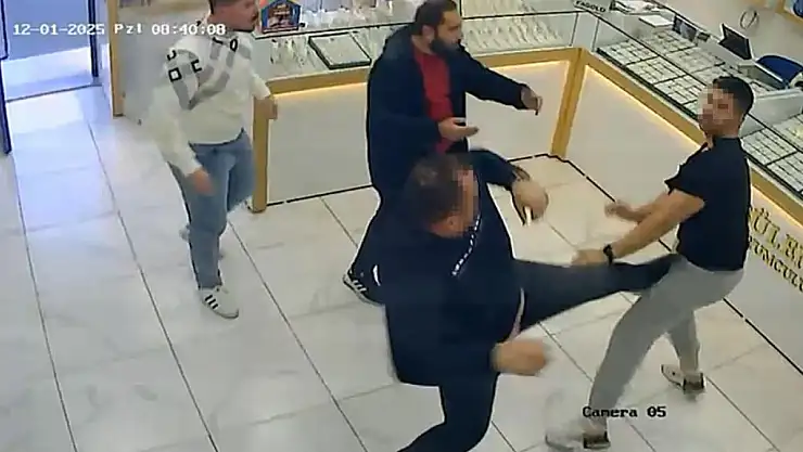 Kuyumcuların müşteri kavgası kamerada