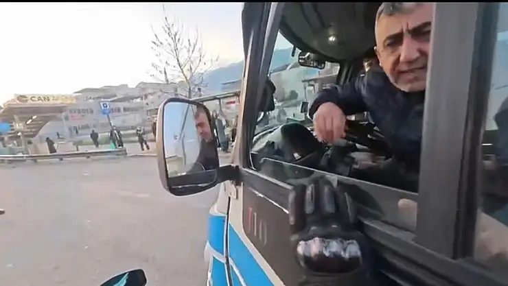 'Lan' kelimesini duyunca el frenini çekip kavgaya tutuştu