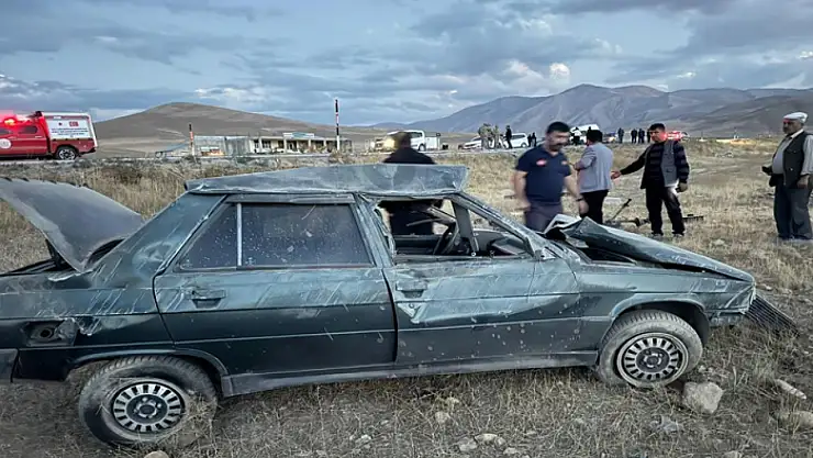 Lastiği patlayan otomobil karşı yoldan gelen cipe çarptı