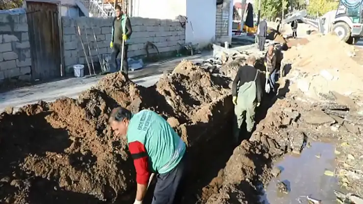 Latifiye Mahallesi'nde yağmur suyu hattı döşeme çalışmaları