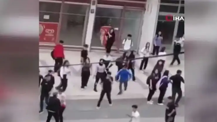 Lise öğrencileri yumruk yumruğa kavga etti