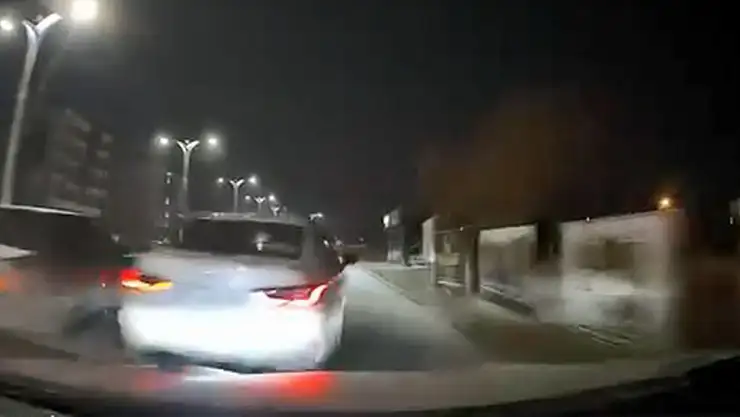 Makas atıp araca çarptı, bir şey olmamış gibi olay yerinden kaçtı