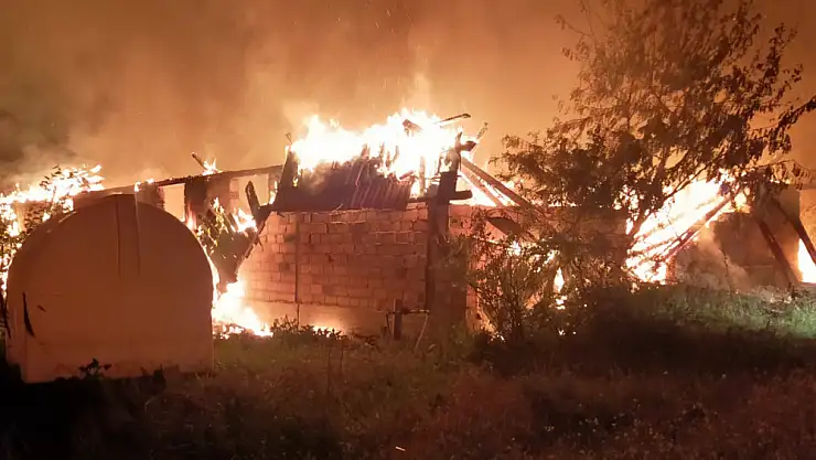 Malzeme deposu alev alev yandı