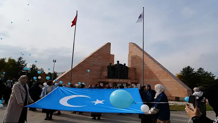 Mavi beyaz balonlarla Doğu Türkistan'ın sesi oldular
