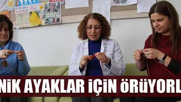 Öğretmenler minik ayaklar için örüyor 