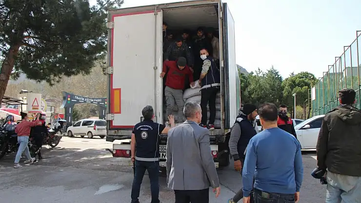 Mercimek yüklü tırdan 40 kaçak göçmen çıktı