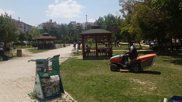 Milli Egemenlik Parkı'nda çim biçme çalışması