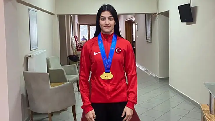 Milli güreşçi Kamaloğlu gümüş madalya kazandı