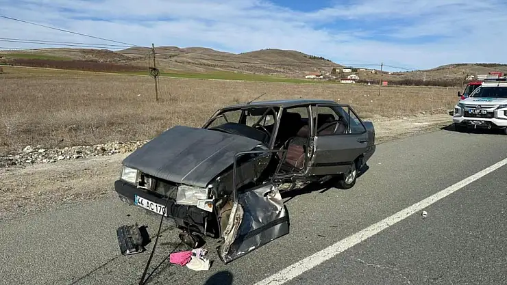 Minibüs ile otomobil çarpıştı: : 1'i ağır 3 yaralı