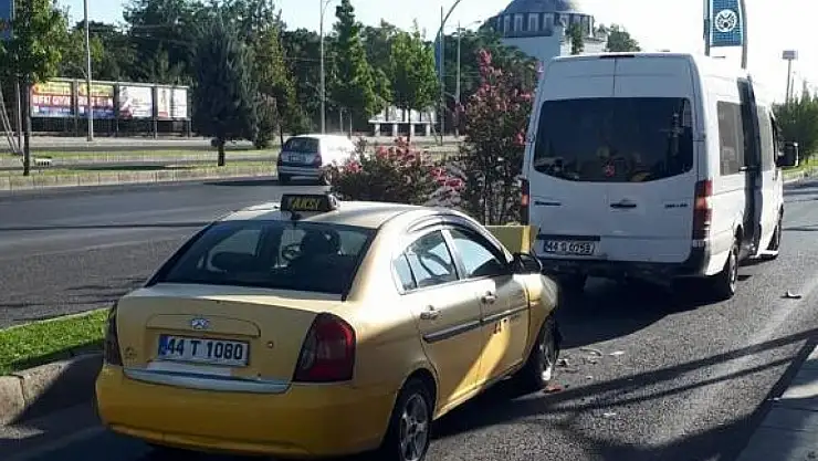 Minibüs ile ticari araç çarpıştı: 5 yaralı