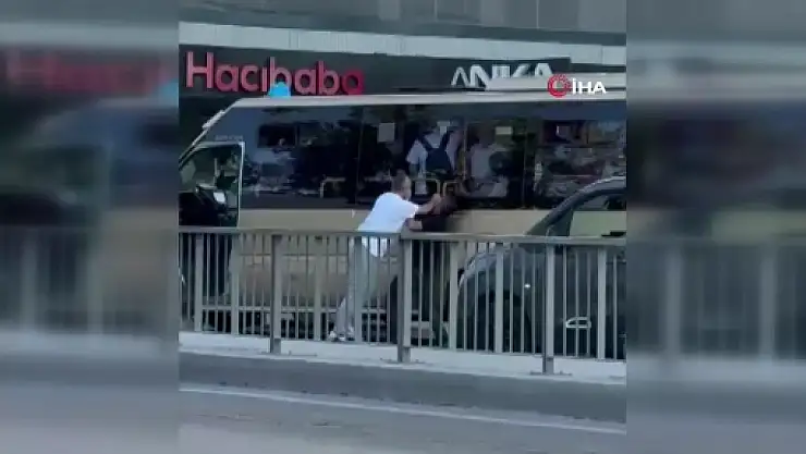Minibüs şoförü yola atladı, korna çalan sürücüyü tekme tokat dövdü