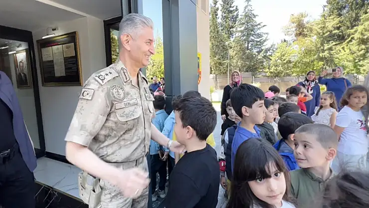 Miniklerden jandarmaya anlamlı ziyaret