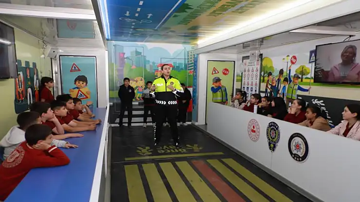 Mobil Trafik Eğitim Tırı Hakkari'de öğrencilerle buluştu