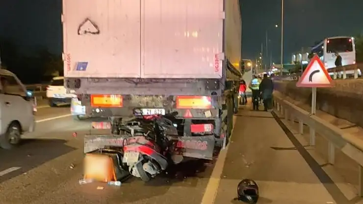 Motosiklet tıra ok gibi saplandı: Motokurye hayatını kaybetti
