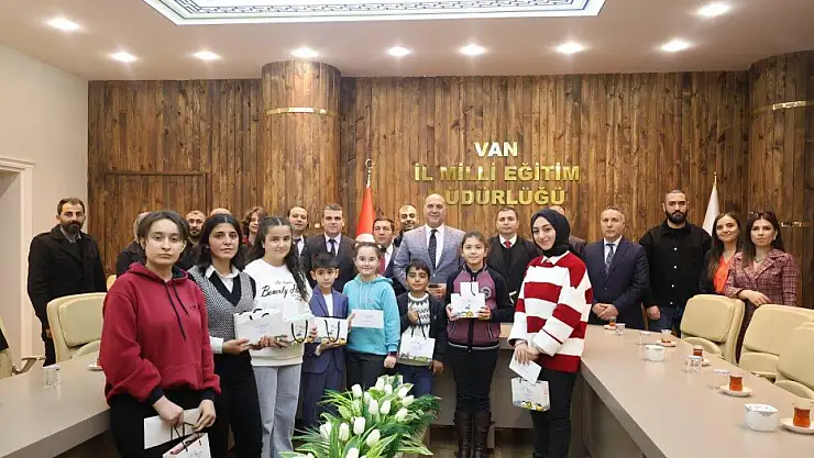 Müdür Aras dereceye giren öğrencilerle bir araya geldi