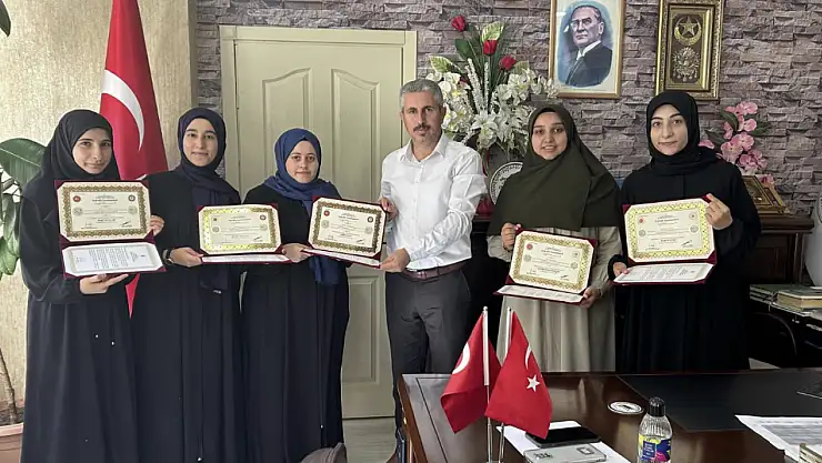 Muradiye'de 5 öğrenci hafızlıklarını tamamladı