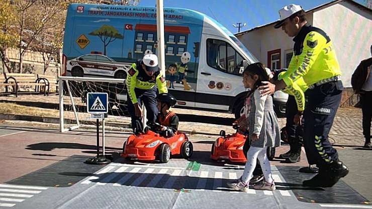 Muradiye'de öğrencilere trafik güvenliği eğitimi