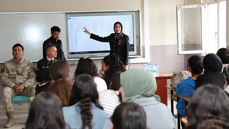 Muradiye'deki öğrencilere meslekler tanıtılıyor