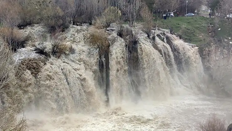 Muradiye Şelalesi ilkbaharda coştu