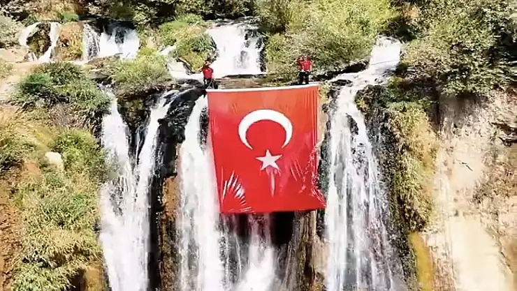 Muradiye Şelalesi'nde Türk bayrağı dalgalandı