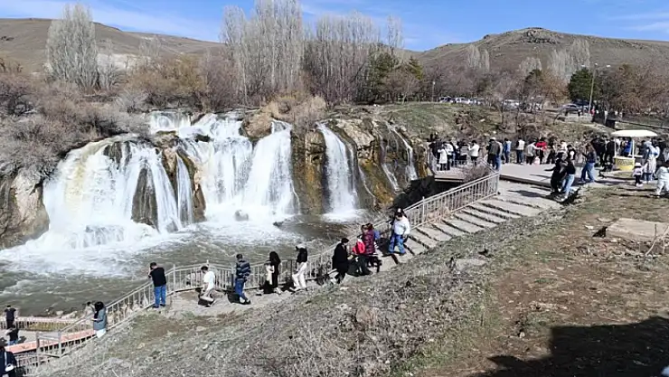 Muradiye Şelalesi ziyaretçilerin akınına uğradı