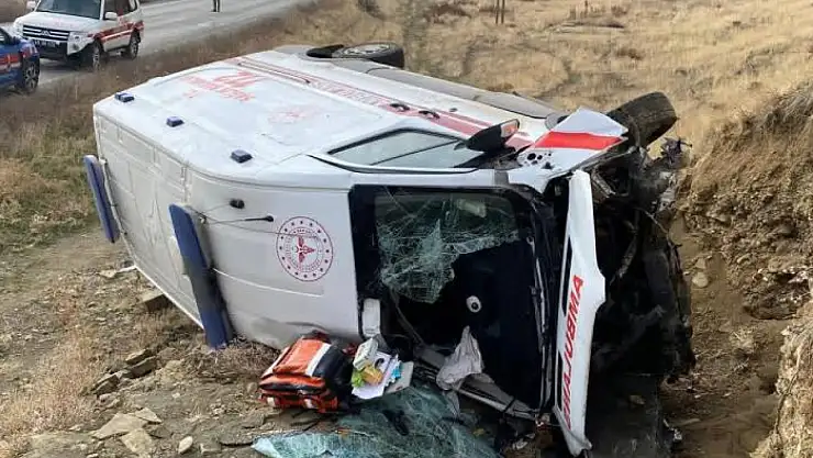 Muş'ta ambulans devrildi: 3 yaralı