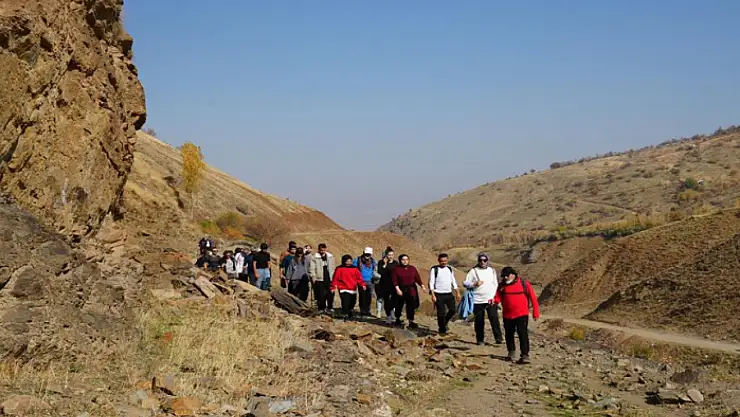 Muş'un ünlü bağlarına doğa yürüyüşü