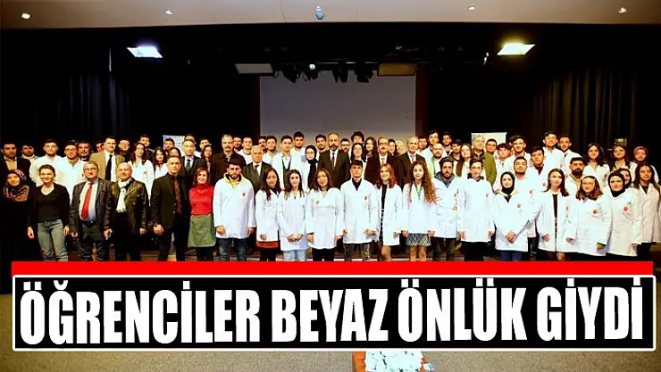 Öğrenciler beyaz önlük giydi