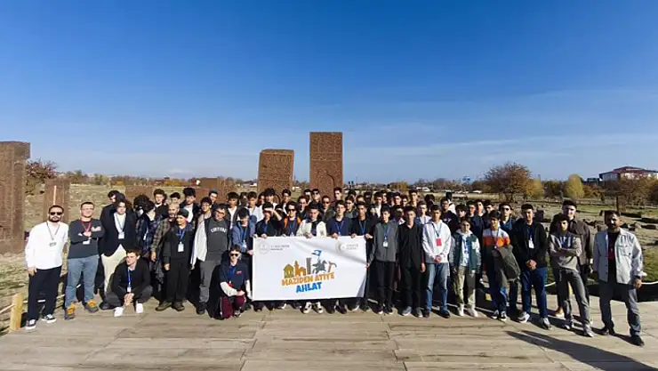 Öğrenciler Maziden Atiye Ahlat programıyla tarih yolculuğuna çıkıyor