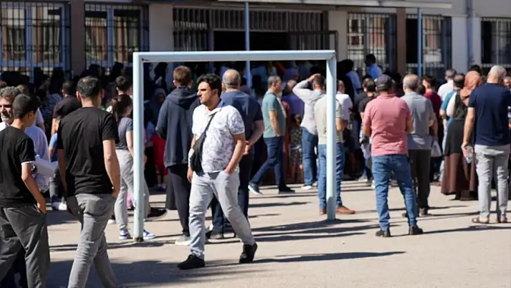 Öğrenciler sınavda veliler dışarıda ter döktü
