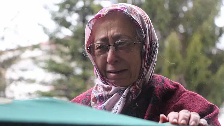 Öğretmen ve müdür şiddetiyle felç kalan gence son veda