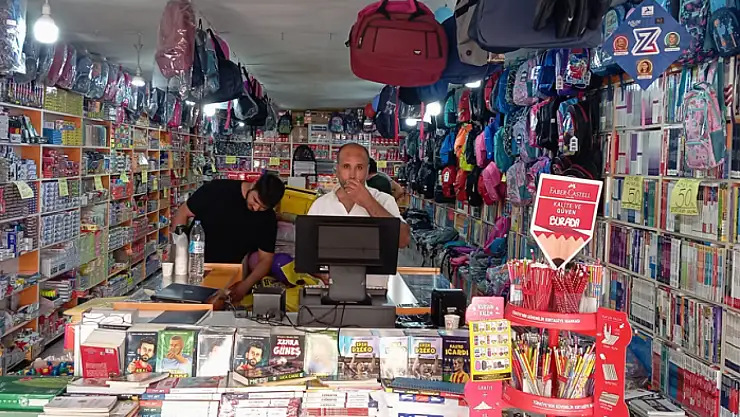 Okullar açıldı, alışverişler sürüyor