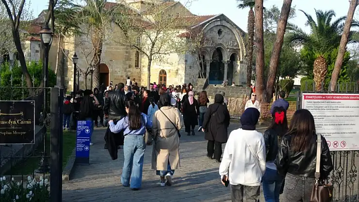 Ortahisar Ayasofya Camisi'ne ziyaretçi akını