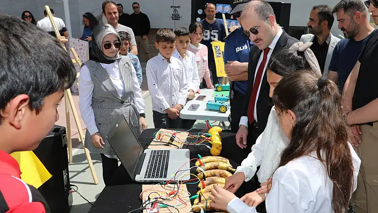 Ortaokulu öğrencilerinden bilim fuarı