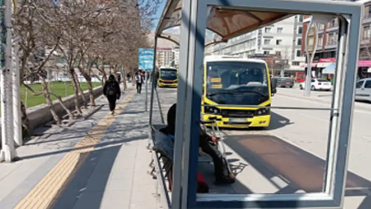 Otobüs durakları bakım onarım bekliyor