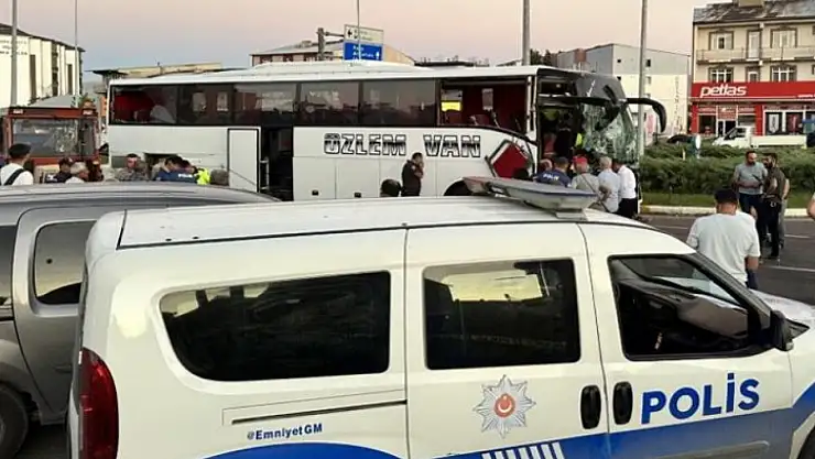 Otobüs ile traktör çarpıştı: 8 yaralı