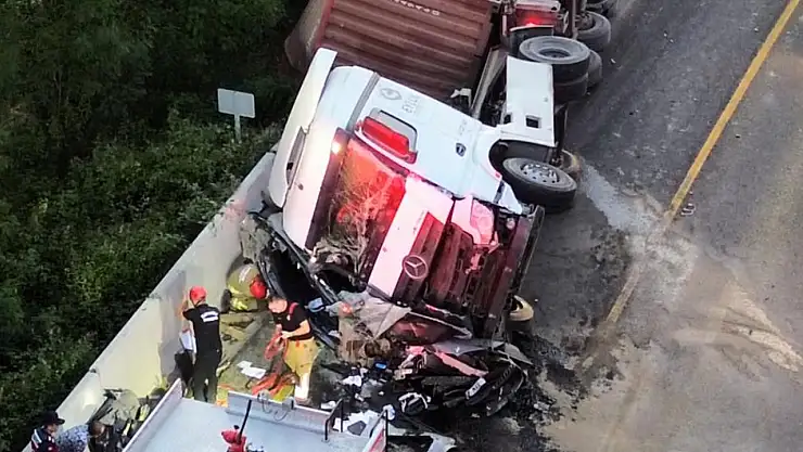Otobüs ve otomobile çarpan tır, bir başka otomobilin üzerine devrildi: 1 yaralı