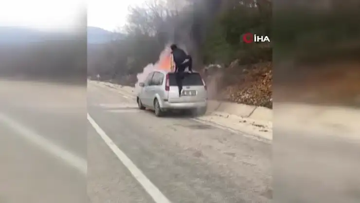 Otomobil alev topuna döndü, canını hiçe sayıp yangını söndürmeye çalıştı