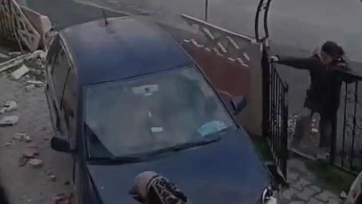 Otomobil apartman bahçesine daldı