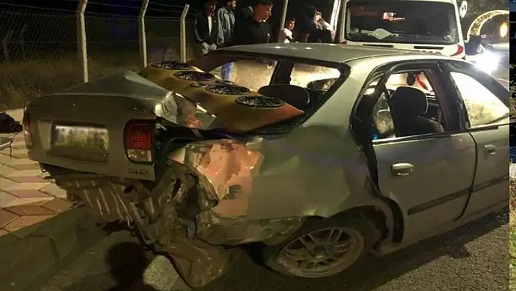 Otomobil aydınlatma direğine çaptı