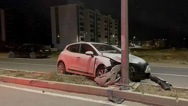Otomobil aydınlatma direğine çarptı: 1 yaralı